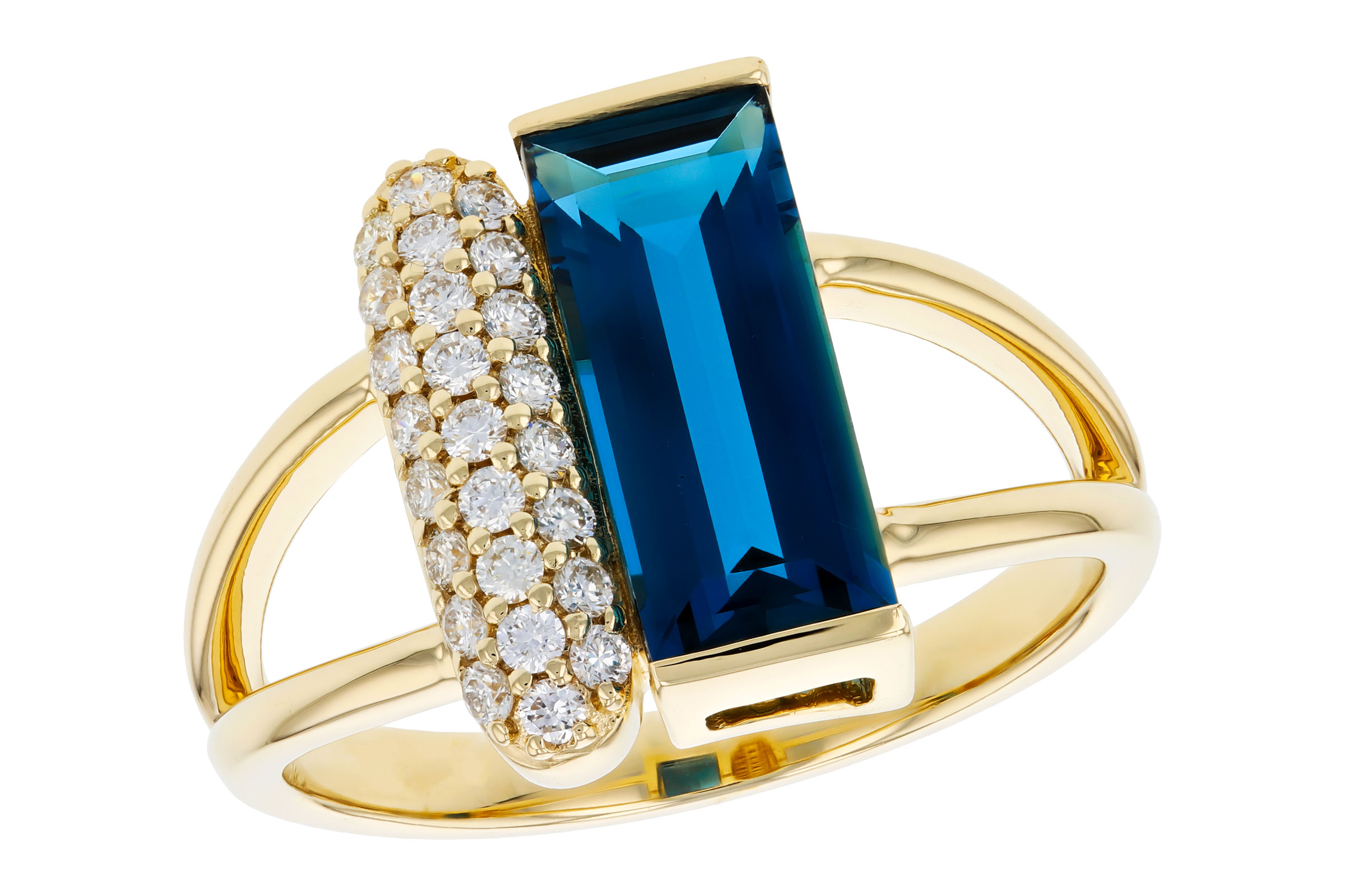 C294-48113: LDS RG 2.67 LONDON BLUE TOPAZ 2.92 TGW (12x5MM BT)